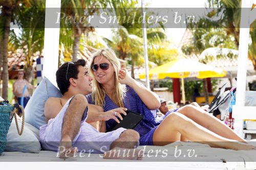Curacao 30 december 2010
Jan Smit en Lisa relaxen op Curacao nadat Jan een optreden heeft gehad op Mambo Beach. 
Peter Smulders bv