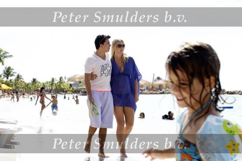 Curacao 30 december 2010
Jan Smit en Lisa relaxen op Curacao nadat Jan een optreden heeft gehad op Mambo Beach. 
Peter Smulders bv