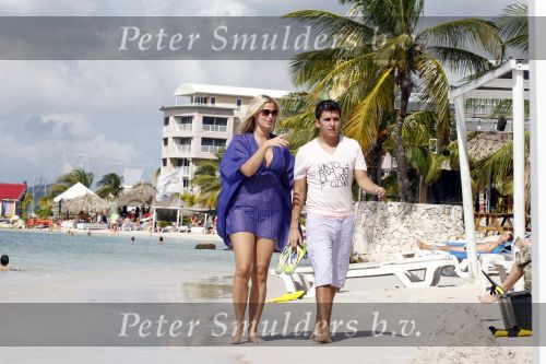 Curacao 30 december 2010
Jan Smit en Lisa relaxen op Curacao nadat Jan een optreden heeft gehad op Mambo Beach. 
Peter Smulders bv