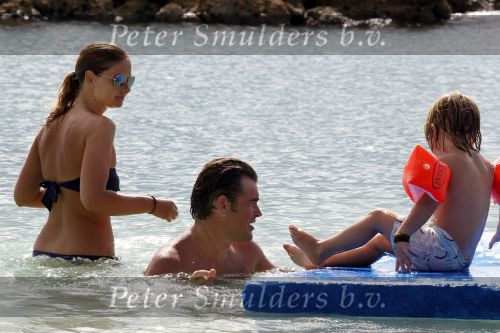 Curacao 31 december 2010
Jeroen v d Boom met zijn vrouw Dany en zoons Daan en Luuk op vakantie op Curacao.
Peter Smulders bv