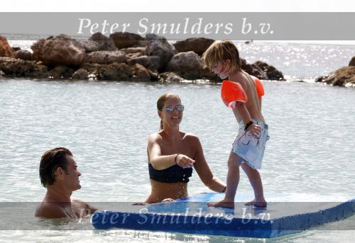 Curacao 31 december 2010
Jeroen v d Boom met zijn vrouw Dany en zoons Daan en Luuk op vakantie op Curacao.
Peter Smulders bv