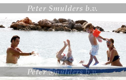 Curacao 31 december 2010
Jeroen v d Boom met zijn vrouw Dany en zoons Daan en Luuk op vakantie op Curacao.
Peter Smulders bv