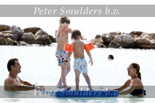 Curacao 31 december 2010
Jeroen v d Boom met zijn vrouw Dany en zoons Daan en Luuk op vakantie op Curacao.
Peter Smulders bv