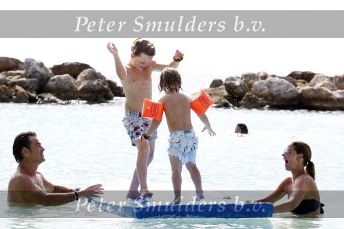 Curacao 31 december 2010
Jeroen v d Boom met zijn vrouw Dany en zoons Daan en Luuk op vakantie op Curacao.
Peter Smulders bv