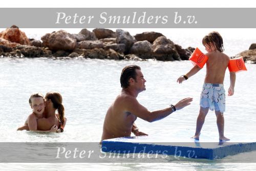 Curacao 31 december 2010
Jeroen v d Boom met zijn vrouw Dany en zoons Daan en Luuk op vakantie op Curacao.
Peter Smulders bv