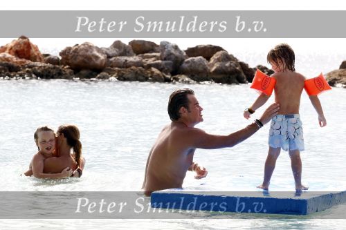 Curacao 31 december 2010
Jeroen v d Boom met zijn vrouw Dany en zoons Daan en Luuk op vakantie op Curacao.
Peter Smulders bv