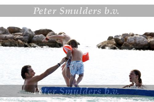 Curacao 31 december 2010
Jeroen v d Boom met zijn vrouw Dany en zoons Daan en Luuk op vakantie op Curacao.
Peter Smulders bv