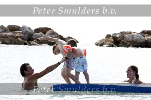 Curacao 31 december 2010
Jeroen v d Boom met zijn vrouw Dany en zoons Daan en Luuk op vakantie op Curacao.
Peter Smulders bv