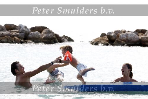 Curacao 31 december 2010
Jeroen v d Boom met zijn vrouw Dany en zoons Daan en Luuk op vakantie op Curacao.
Peter Smulders bv