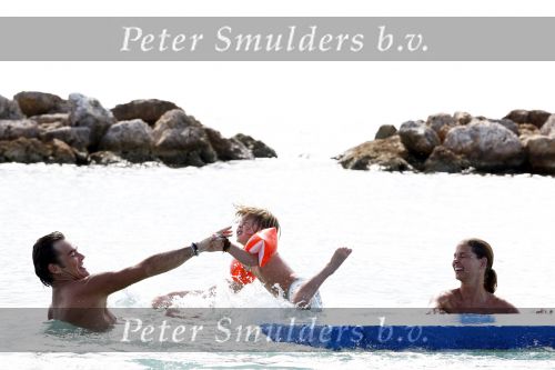Curacao 31 december 2010
Jeroen v d Boom met zijn vrouw Dany en zoons Daan en Luuk op vakantie op Curacao.
Peter Smulders bv
