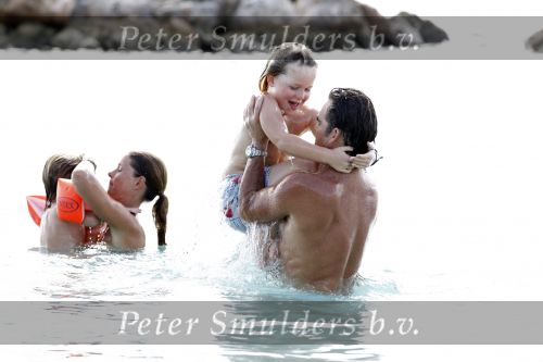Curacao 31 december 2010
Jeroen v d Boom met zijn vrouw Dany en zoons Daan en Luuk op vakantie op Curacao.
Peter Smulders bv