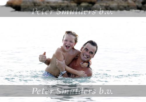 Curacao 31 december 2010
Jeroen v d Boom met zijn vrouw Dany en zoons Daan en Luuk op vakantie op Curacao.
Peter Smulders bv