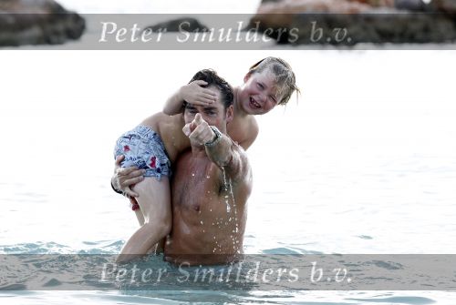 Curacao 31 december 2010
Jeroen v d Boom met zijn vrouw Dany en zoons Daan en Luuk op vakantie op Curacao.
Peter Smulders bv