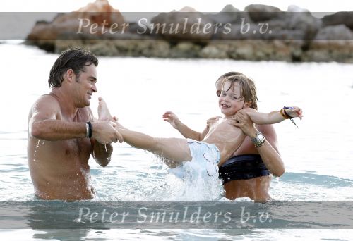 Curacao 31 december 2010
Jeroen v d Boom met zijn vrouw Dany en zoons Daan en Luuk op vakantie op Curacao.
Peter Smulders bv