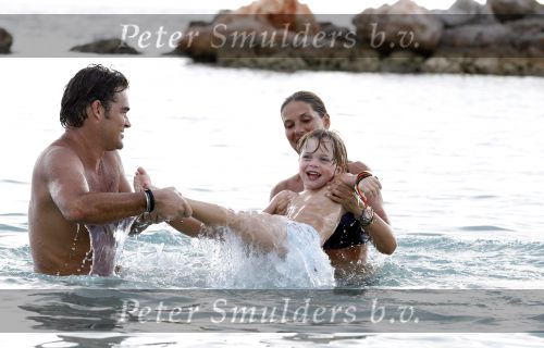 Curacao 31 december 2010
Jeroen v d Boom met zijn vrouw Dany en zoons Daan en Luuk op vakantie op Curacao.
Peter Smulders bv