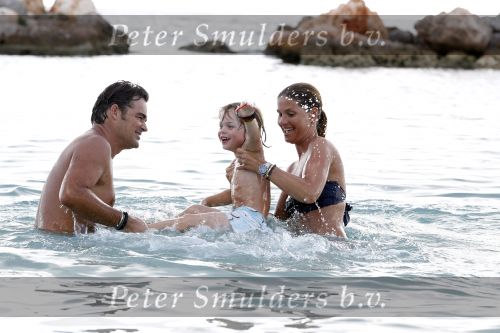 Curacao 31 december 2010
Jeroen v d Boom met zijn vrouw Dany en zoons Daan en Luuk op vakantie op Curacao.
Peter Smulders bv