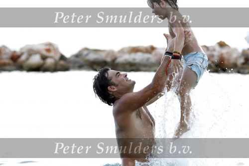 Curacao 31 december 2010
Jeroen v d Boom met zijn vrouw Dany en zoons Daan en Luuk op vakantie op Curacao.
Peter Smulders bv