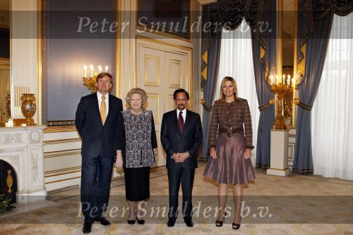 Den Haag 13 januari 2011
Koningin Beatrix Prins Willem Alexander en prinses Maxima ontvangen de sultan van Brunei op paleis Noordeinde.
Peter Smulders bv