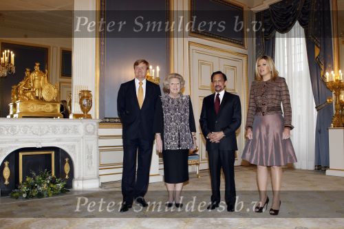 Den Haag 13 januari 2011
Koningin Beatrix Prins Willem Alexander en prinses Maxima ontvangen de sultan van Brunei op paleis Noordeinde.
Peter Smulders bv