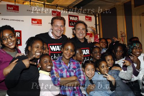Amsterdam 12 januari 2011
Marco Borsato en Albert Verlinden kondigen smaenwerking aan over kindermusical TBV War Child.
Peter Smulders bv