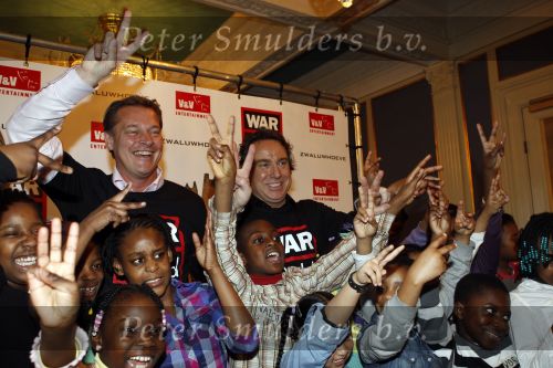 Amsterdam 12 januari 2011
Marco Borsato en Albert Verlinden kondigen smaenwerking aan over kindermusical TBV War Child.
Peter Smulders bv