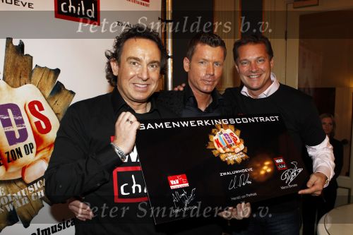 Amsterdam 12 januari 2011
Marco Borsato en Albert Verlinden kondigen samenwerking aan over kindermusical TBV War Child.Harald v Panhuis van de zwaluwhoeve is de sponsor
Peter Smulders bv