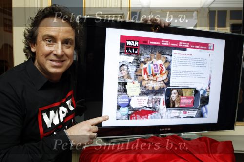 Amsterdam 12 januari 2011
Marco Borsato en Albert Verlinden kondigen smaenwerking aan over kindermusical TBV War Child.
Peter Smulders bv