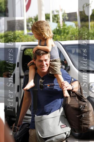 Curacao 2 januari 2010
Martijn Krabbe met zijn kinderen en oppas op vliegveld Hato na een vakantie.
Peter Smulders bv