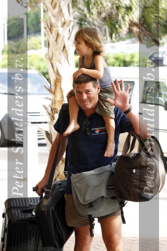 Curacao 2 januari 2010
Martijn Krabbe met zijn kinderen en oppas op vliegveld Hato na een vakantie.
Peter Smulders bv