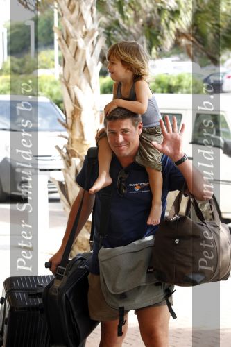 Curacao 2 januari 2010
Martijn Krabbe met zijn kinderen en oppas op vliegveld Hato na een vakantie.
Peter Smulders bv