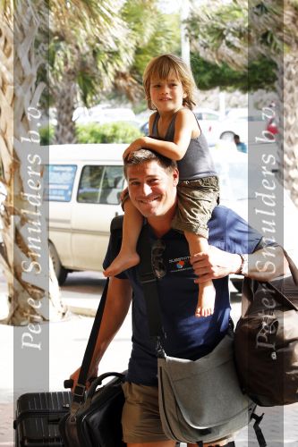 Curacao 2 januari 2010
Martijn Krabbe met zijn kinderen en oppas op vliegveld Hato na een vakantie.
Peter Smulders bv