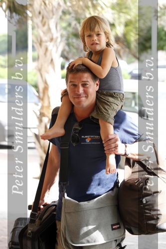 Curacao 2 januari 2010
Martijn Krabbe met zijn kinderen en oppas op vliegveld Hato na een vakantie.
Peter Smulders bv