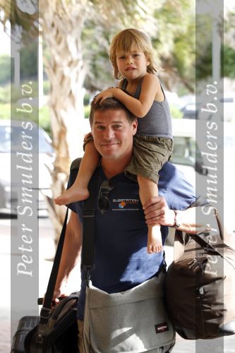Curacao 2 januari 2010
Martijn Krabbe met zijn kinderen en oppas op vliegveld Hato na een vakantie.
Peter Smulders bv
