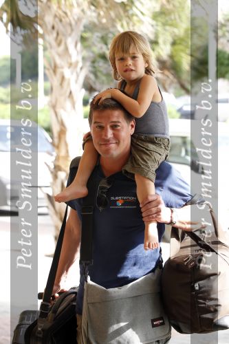 Curacao 2 januari 2010
Martijn Krabbe met zijn kinderen en oppas op vliegveld Hato na een vakantie.
Peter Smulders bv