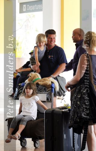 Curacao 2 januari 2010
Martijn Krabbe met zijn kinderen en oppas op vliegveld Hato na een vakantie.
Peter Smulders bv