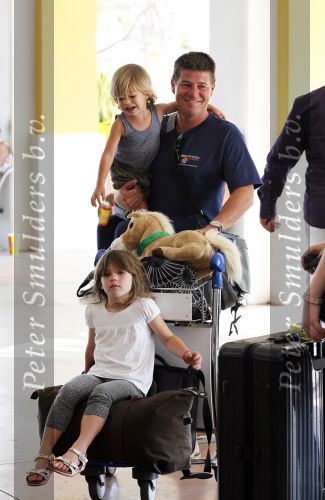 Curacao 2 januari 2010
Martijn Krabbe met zijn kinderen en oppas op vliegveld Hato na een vakantie.
Peter Smulders bv