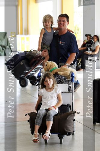 Curacao 2 januari 2010
Martijn Krabbe met zijn kinderen en oppas op vliegveld Hato na een vakantie.
Peter Smulders bv