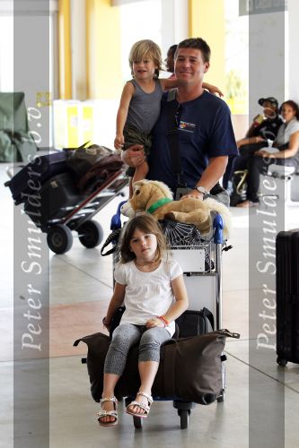 Curacao 2 januari 2010
Martijn Krabbe met zijn kinderen en oppas op vliegveld Hato na een vakantie.
Peter Smulders bv