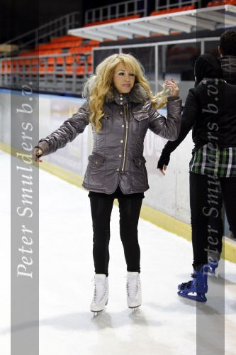 Amsterdam 4 januari 2011
Patty Brard en haar vriend Nicky v Dam schaatsend op de Jaap eden baan.
Peter Smulders bv