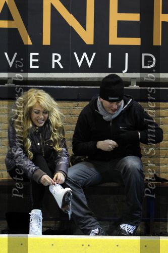Amsterdam 4 januari 2011
Patty Brard en haar vriend Nicky v Dam schaatsend op de Jaap eden baan.
Peter Smulders bv