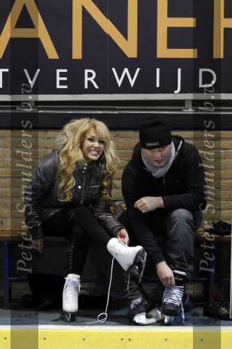 Amsterdam 4 januari 2011
Patty Brard en haar vriend Nicky v Dam schaatsend op de Jaap eden baan.
Peter Smulders bv