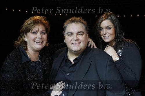 Amsterdam 8 december 2010
Peter Beense 25 jaar artiest . Hij viert dat met een concert in Carre. Peter met zijn vrouw en dochter
Peter Smulders bv