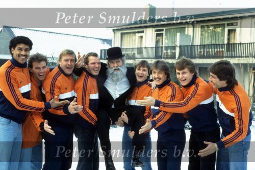 Nederlands elftal met v.l.n.r.: Frank Rijkaard, Michel Valke, Piet Schrijvers, Willy v d Kerkhof, Pierre Kartner ( Vader Abraham ), Peter Boeve, Bennie Wijnstekers, Peter Houtman en Joop Hiele