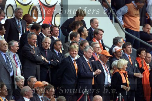 Amsterdam, 29 juni 2000   Euro 2000
Nederland-Italie, eindstand 0-0 ook na verlenging Italie wint na strafschoppen
Eef Brouwers Wim Kok Johan Cruyff Pieter v Vollenhoven Jeu Sprengers en Prins Willem Alexander

PETER SMULDERS BV