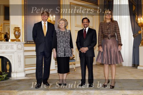 Den Haag 13 januari 2011
Koningin Beatrix Prins Willem Alexander en prinses Maxima ontvangen de sultan van Brunei op paleis Noordeinde.
Peter Smulders bv