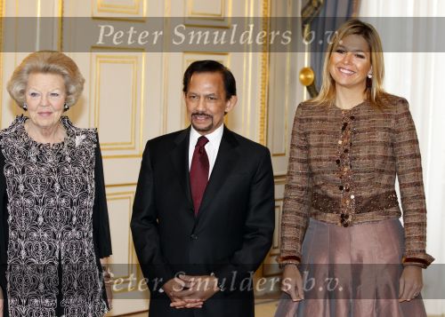 Den Haag 13 januari 2011
Koningin Beatrix Prins Willem Alexander en prinses Maxima ontvangen de sultan van Brunei op paleis Noordeinde.
Peter Smulders bv
