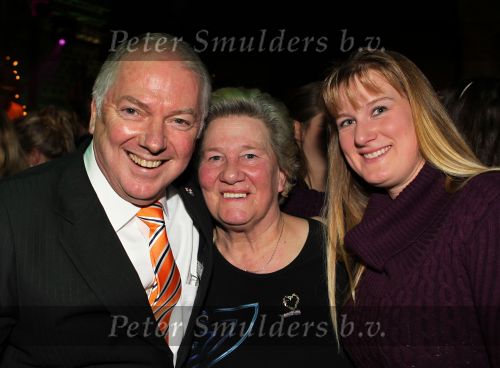 Utrecht, 7 December 2010
Kerstborrel van Princess
Ronnie Tober met Sjoukje Dijkstra en dochter
Foto Peter Smulders BV