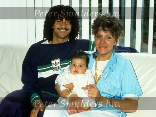 1986
Ruud Gullit toen nog getrouwd met Yvonne de Vries met hun eerste baby Felicity
Foto Peter Smulders BV
