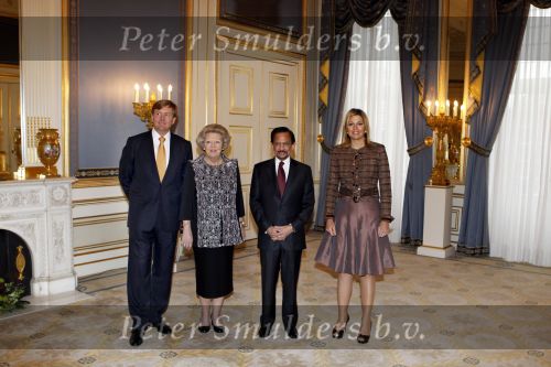 Den Haag 13 januari 2011
Koningin Beatrix Prins Willem Alexander en prinses Maxima ontvangen de sultan van Brunei op paleis Noordeinde.
Peter Smulders bv
