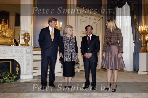 Den Haag 13 januari 2011
Koningin Beatrix Prins Willem Alexander en prinses Maxima ontvangen de sultan van Brunei op paleis Noordeinde.
Peter Smulders bv